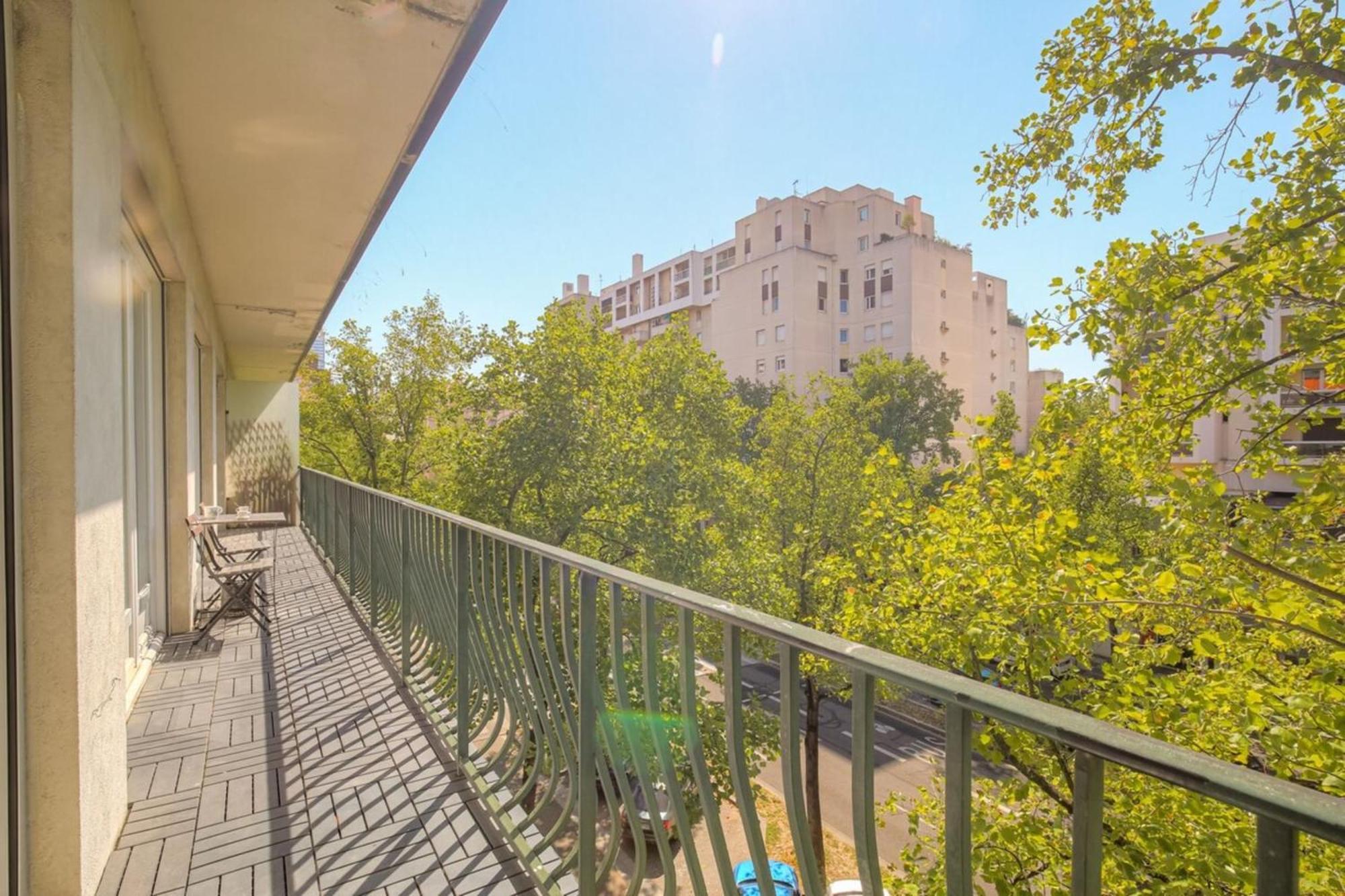 Spacieux Et 100m2 A 4 Min De Tete D'or Appartement