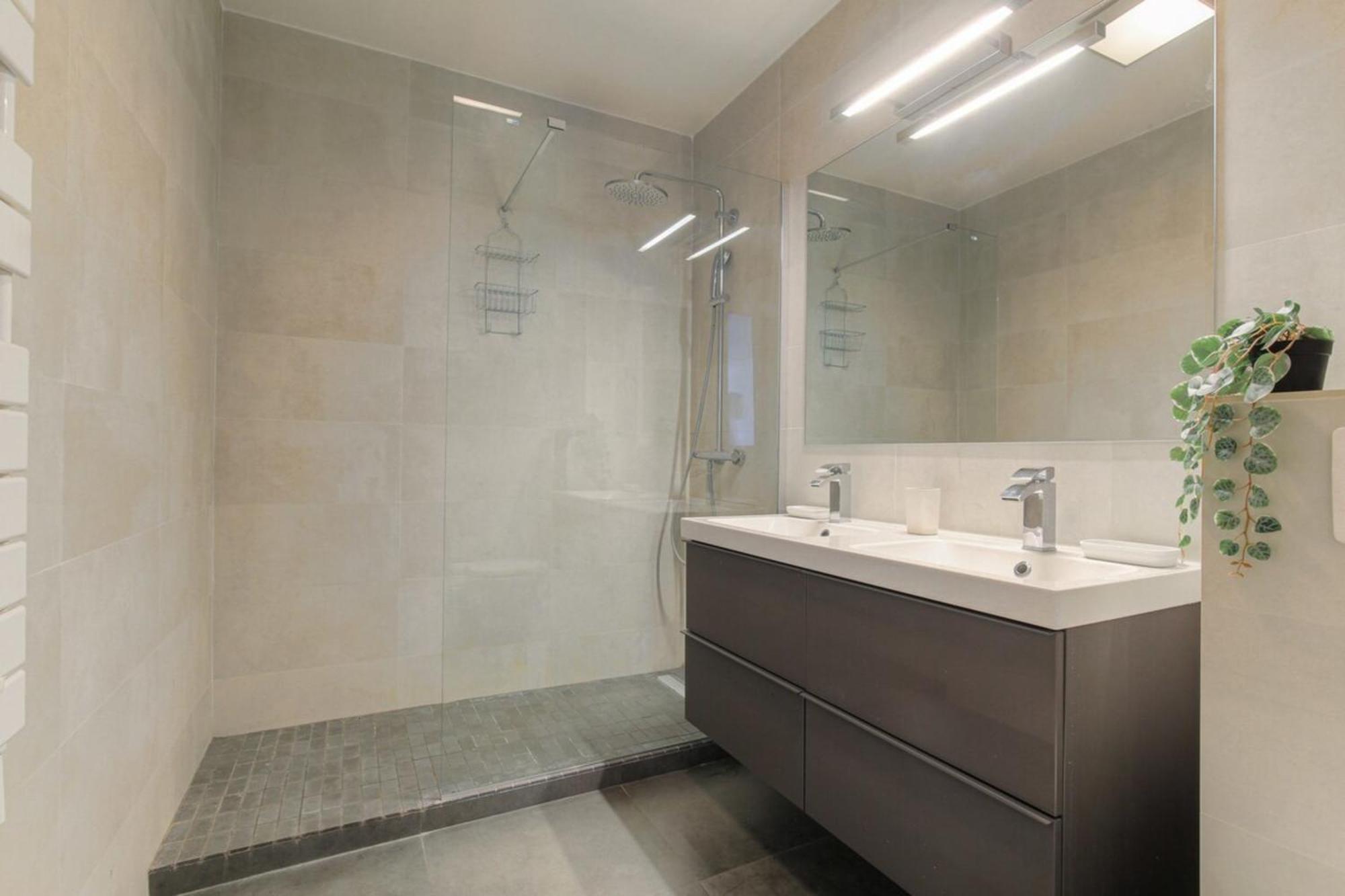 Appartement Spacieux Et 100m2 A 4 Min De Tete D'or *
