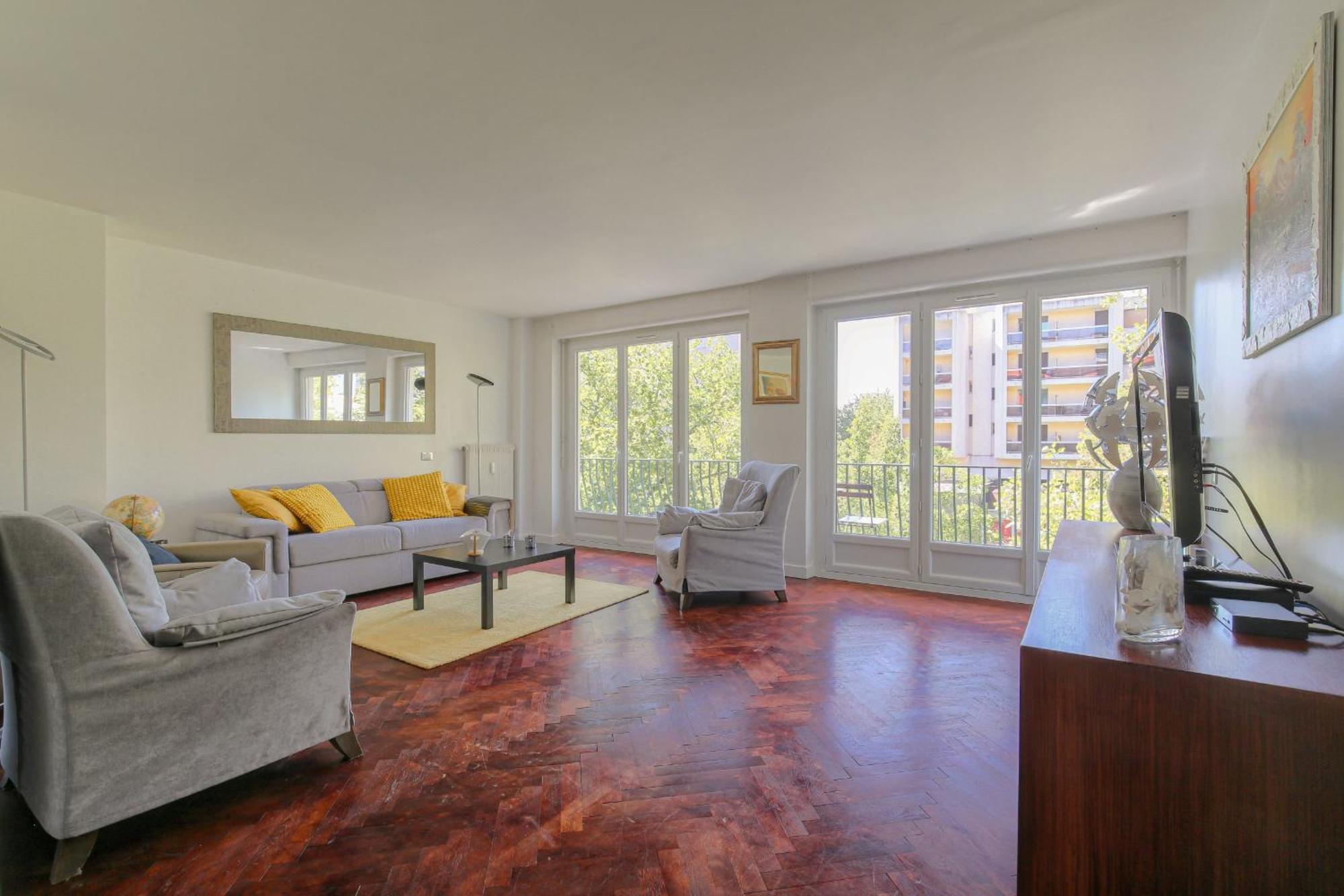 Appartement Spacieux Et 100m2 A 4 Min De Tete D'or *