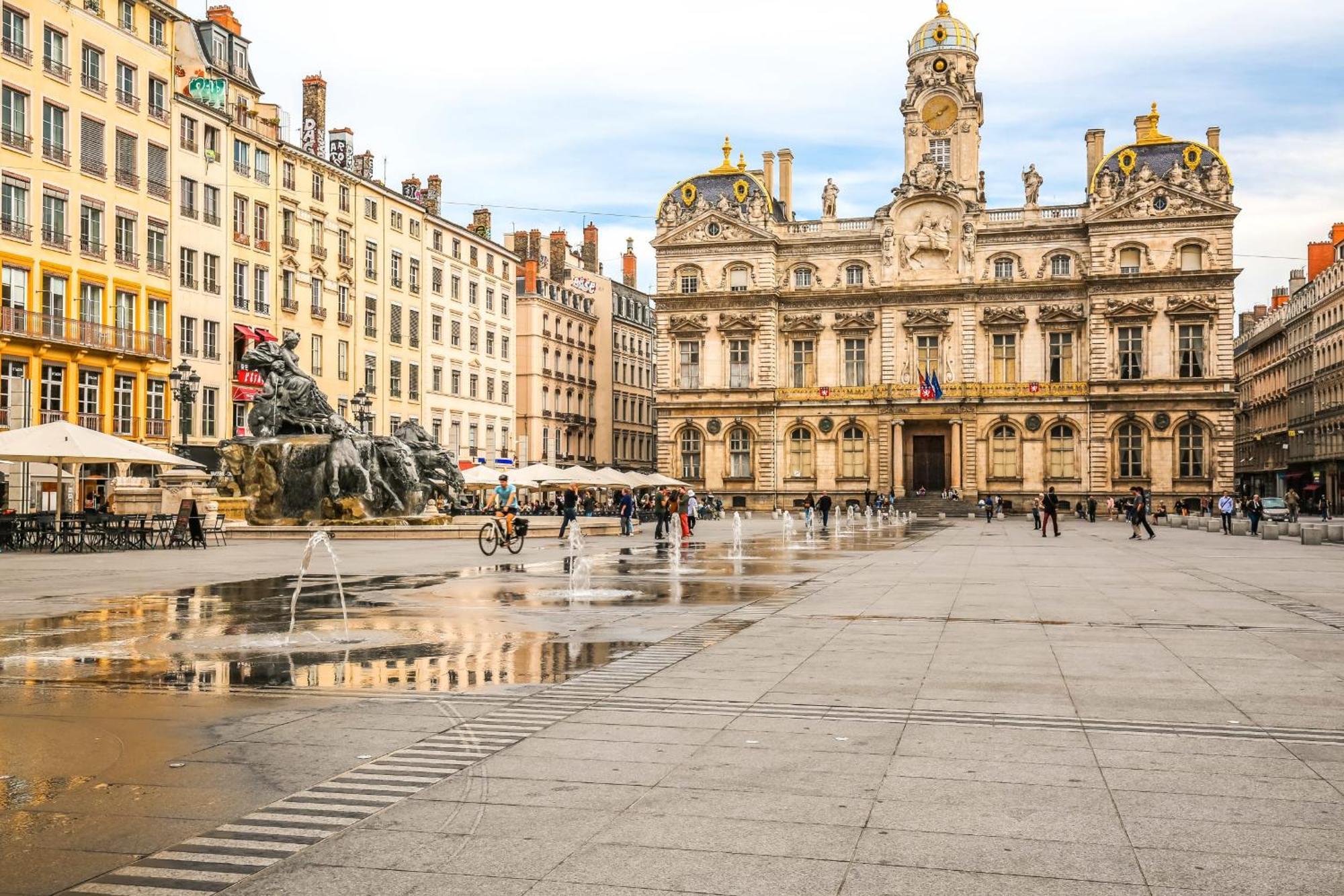 Appartement Spacieux Et 100m2 A 4 Min De Tete D'or